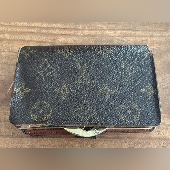 Louis Vuitton Kiss Lock Wallet - Picture 4 of 8